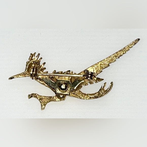 Vintage Gold Tone Metal Roadrunner Brooch Pin with red rhinestone eye. - Picture 2 of 2